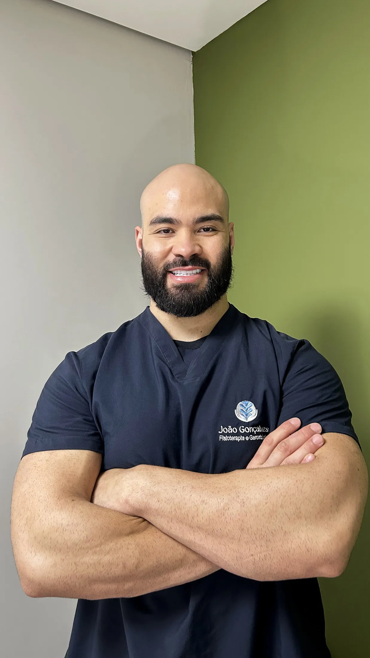 João Gonçalves com uniforme profissional da La Santé
